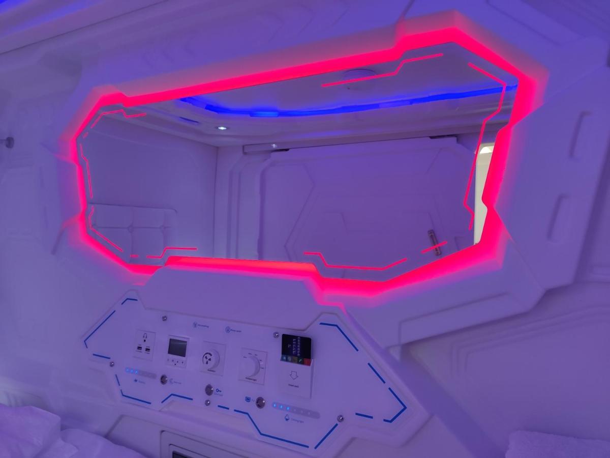 Capsule & Dormitory Space-X Jerozolima Zewnętrze zdjęcie